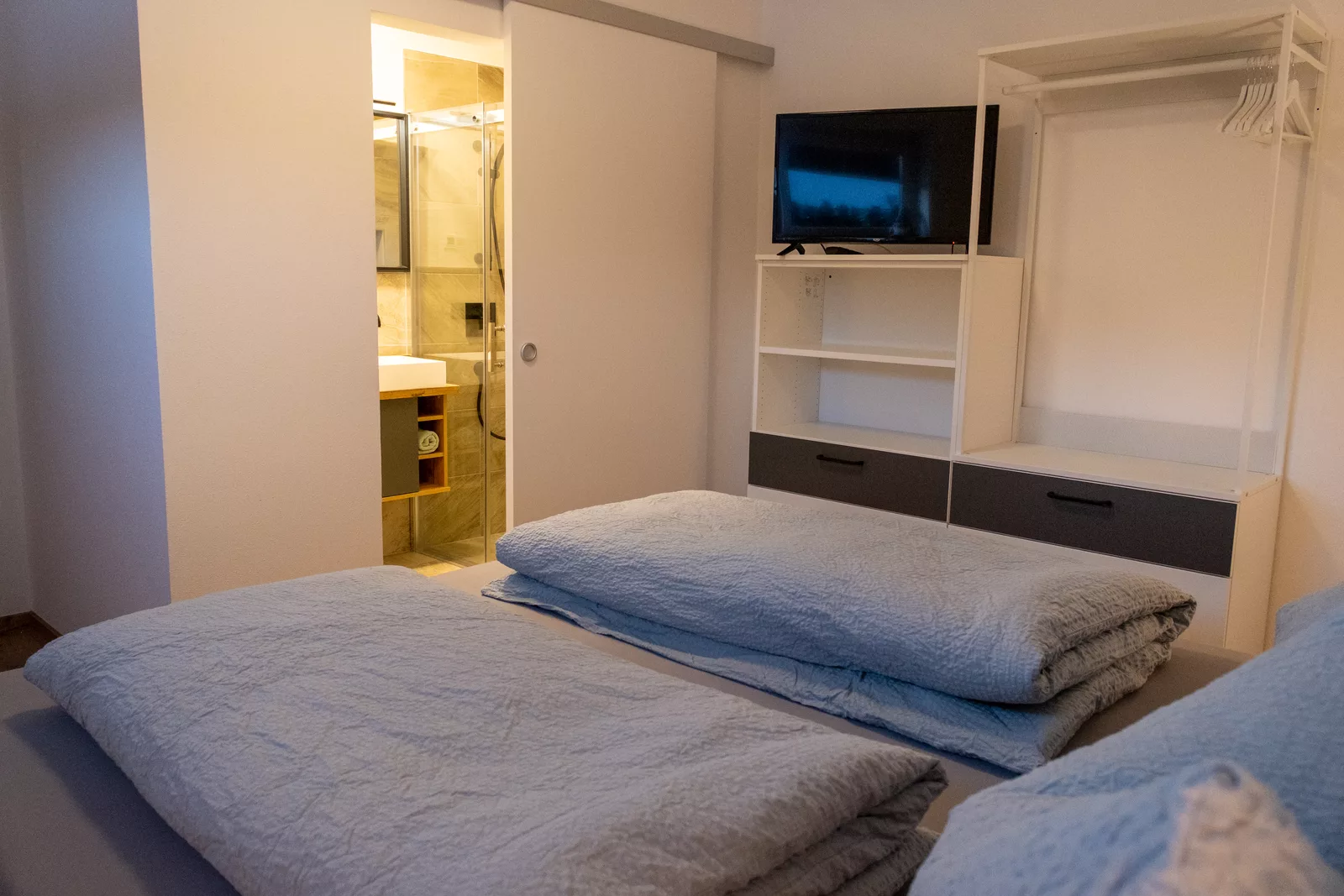 Zweites Schlafzimmer mit zwei Einzelbetten und En-Suite-Blick