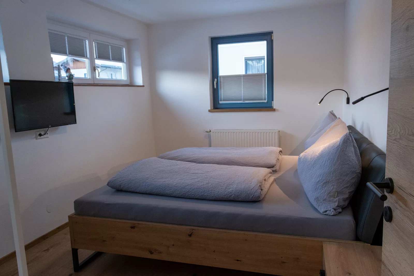 Wohnzimmer mit Sofa und Einrichtung
