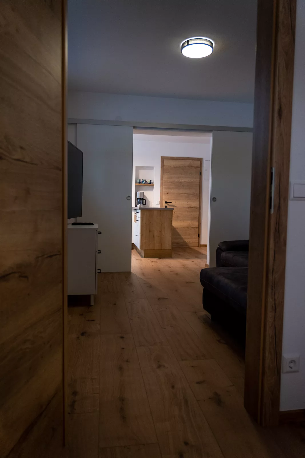 Wohnbereich mit Blick in die Küche und gemütlichem Ambiente